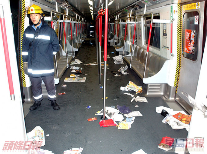 乘客在极混乱下逃生，地铁车厢遗下皮鞋、手袋等杂物。资料图片