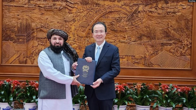 外交部禮賓司長洪磊接受了阿富汗新任駐華大使卡里米的國書副本