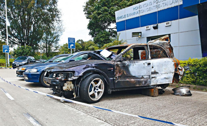 粉嶺公路驚險交通意外涉事起火私家車嚴重焚毀。