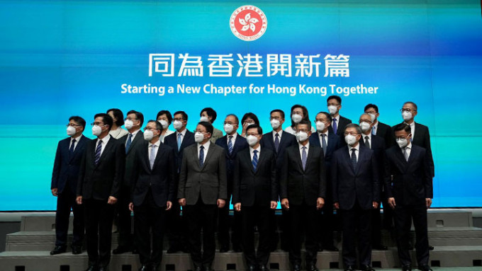 国务院任命香港特区新一届政府主要官员，他们将于7月1日就职。