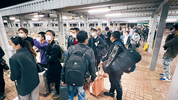  大批乘客在落馬洲皇巴站等候登車前往深圳。 