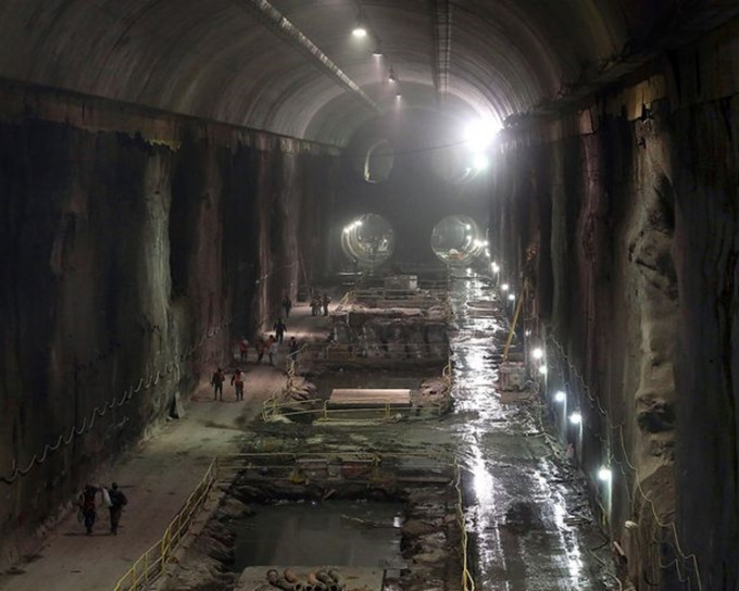 隧道的修葺工程終於完成。AP