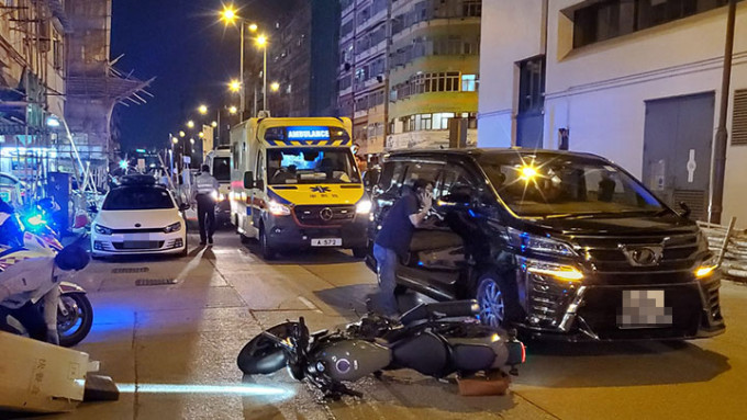 土瓜湾晚上发生交通意外，涉及一架电单车及私家车。