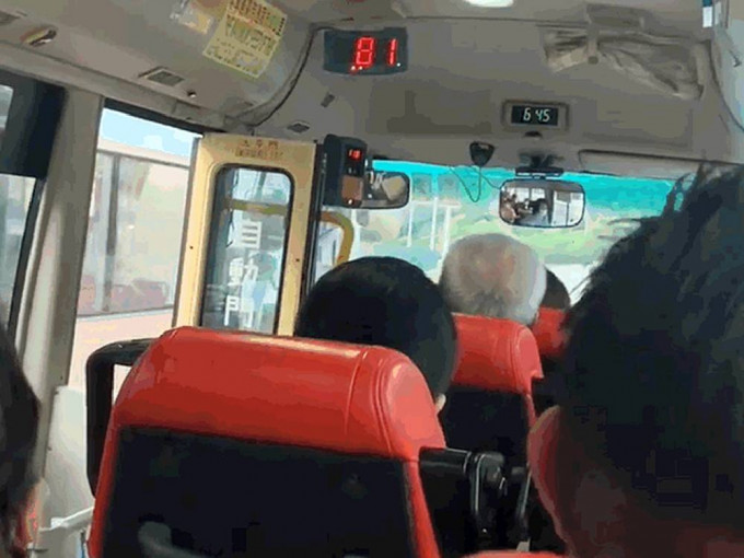 一輛專線小巴日前於吐露港公路行駛時打開車門，引起網民熱議。資料圖片