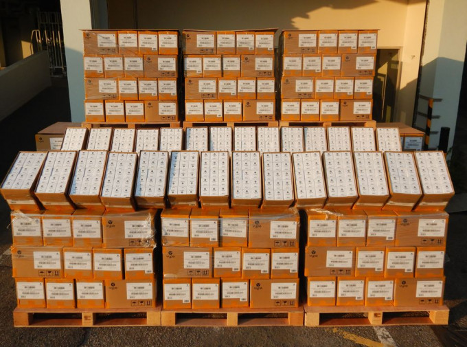 海關檢獲約18.2萬件走私含尼古丁油的煙油匣。政府新聞處圖片