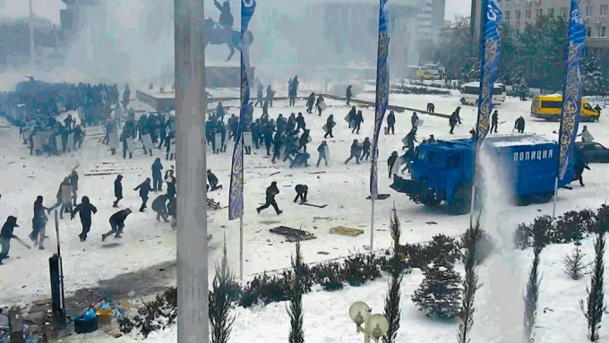 在哈萨克西北部的阿克托别，周三有示威者与执法人员发生冲突。