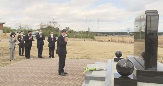 菅義偉到當年遭受海嘯沖擊的浪江町，向紀念碑獻花及默哀。NHK圖片