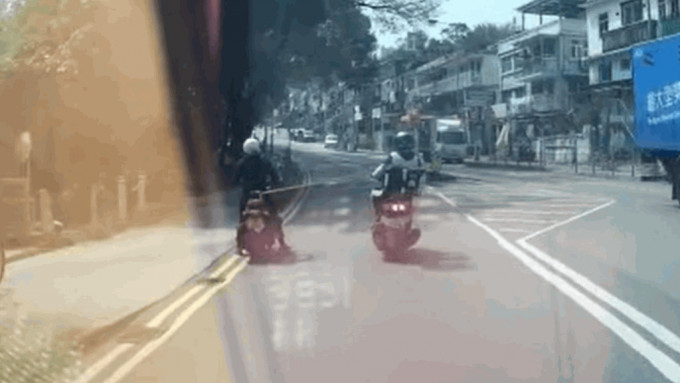 有電單車疑因故障需要另一輛電單車以繩索拖行，其間左搖右擺，甚至一度越雙白線。資料圖片