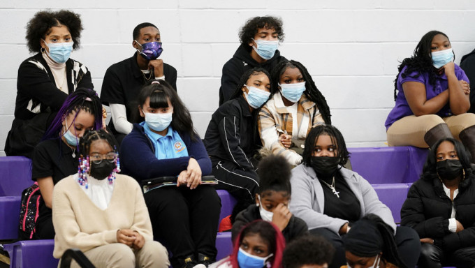 纽约州将取消强制室内口罩令，学校、医疗场所等除外。AP图片