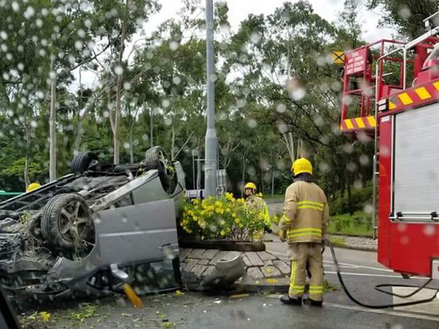 「反肚」私家車，車身嚴重損毀。 香港交通突發報料區FB/網民James Lai‎圖