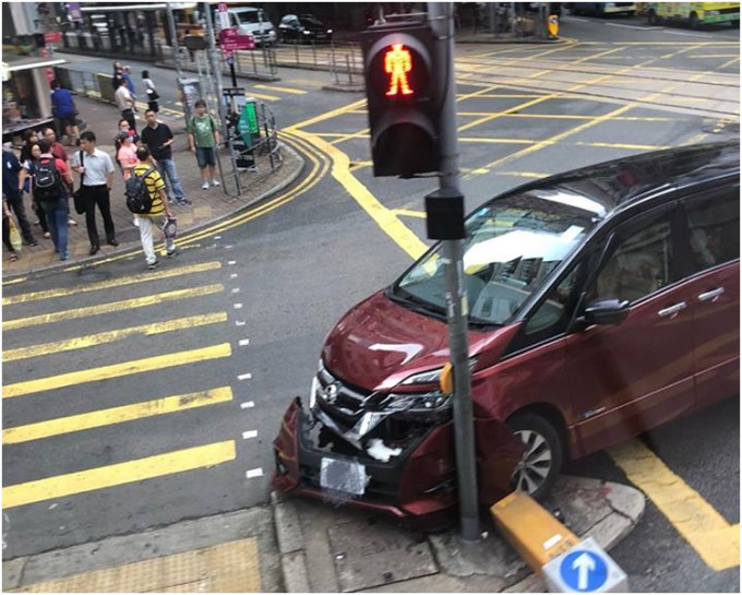 七人車撞路中央的安全島。網民：晴美‎ 香港突發事故報料區　