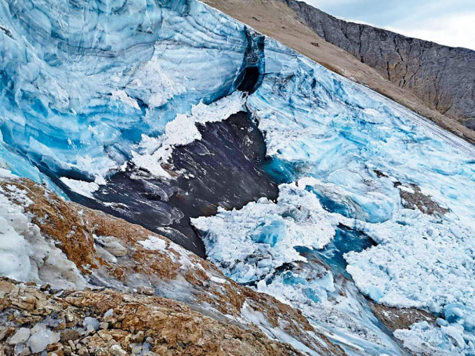 意大利馬爾莫拉達峰，周日冰川崩塌。