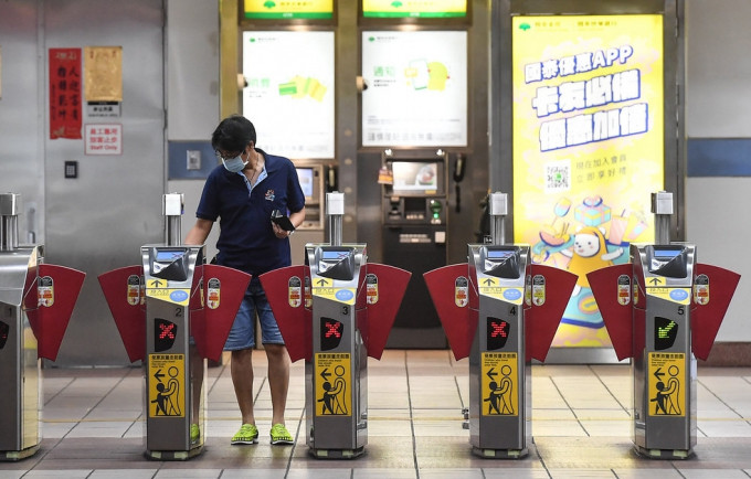 昨天起全台灣所有搭乘公車、捷運、台鐵區間車等大眾運輸的人，都必須使用實名登記的電子票證。