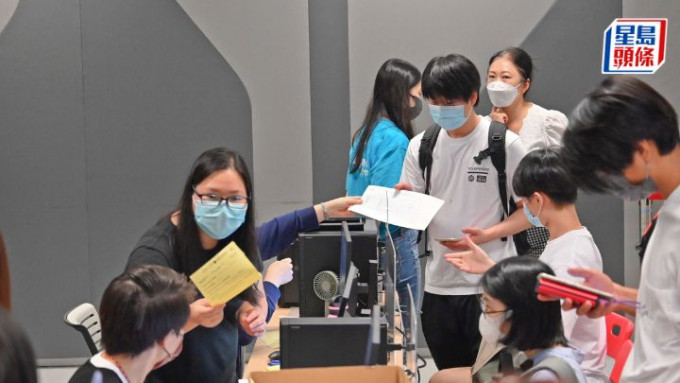 下学年「为修读香港自资学士学位课程学生提供的免入息审查资助计划」的资助金额，将调整至34,390元。