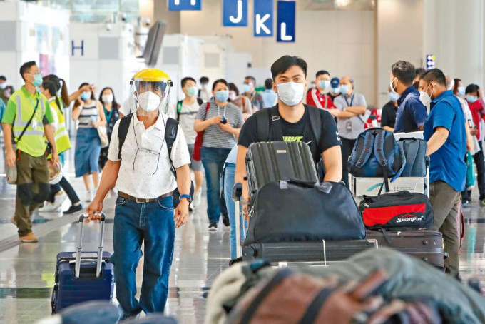 港府打算调整入境防疫限制，「中高风险」国家入境旅客只要打齐两针，自愿在机场进行抗体测试，便可缩短隔离日期。