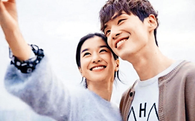 金正賢和徐睿知因拍攝2018年電影《邂逅記憶-初戀》戲假情真。