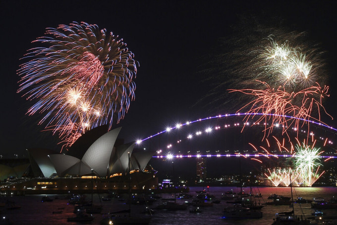 澳洲雪梨在本港時間晚上9時，踏入2022年。AP圖片
