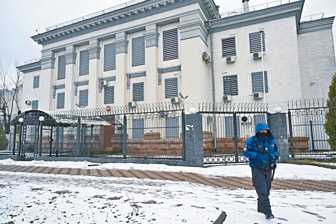 俄罗斯驻基辅大使馆撤走部分外交人员。