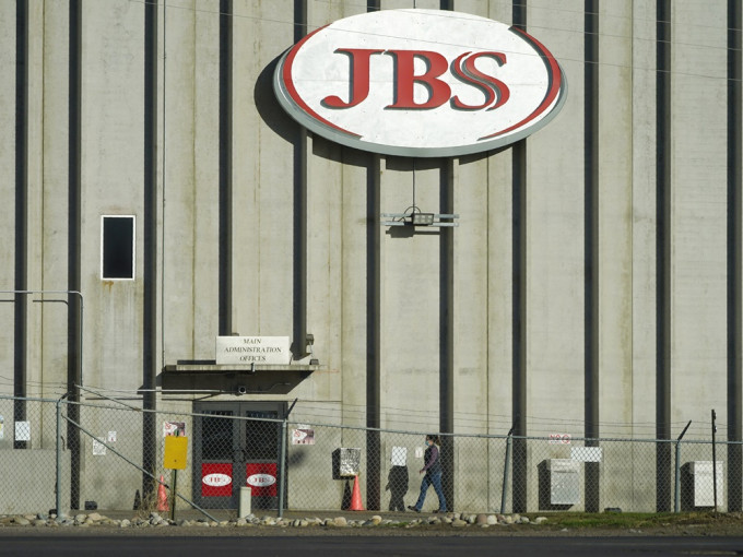 全球最大肉类加工公司 JBS 的电脑系统近日遭黑客以勒索软件攻击。AP图片
