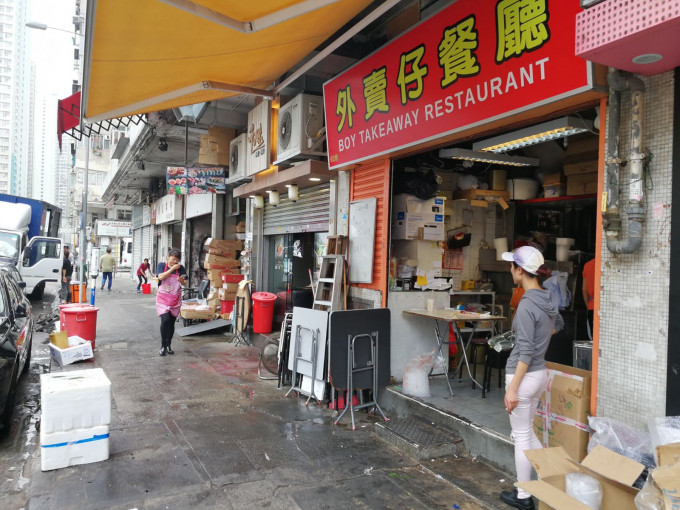 店铺少量枱凳及物件染红，隔邻一间寿司店铁闸亦受波及。