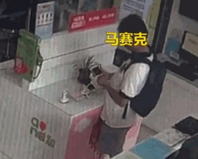 上海浦東一名擁研究生學歷、月入逾5萬元人民幣的男子，因貪念偷999元的手機被捕。(網上圖片)