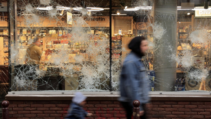 里尔爆发警民冲突，一家店铺的窗被砸至伤痕累累。 路透社