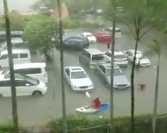 西貢停車場變澤國，市民划艇自得其樂。影片截圖