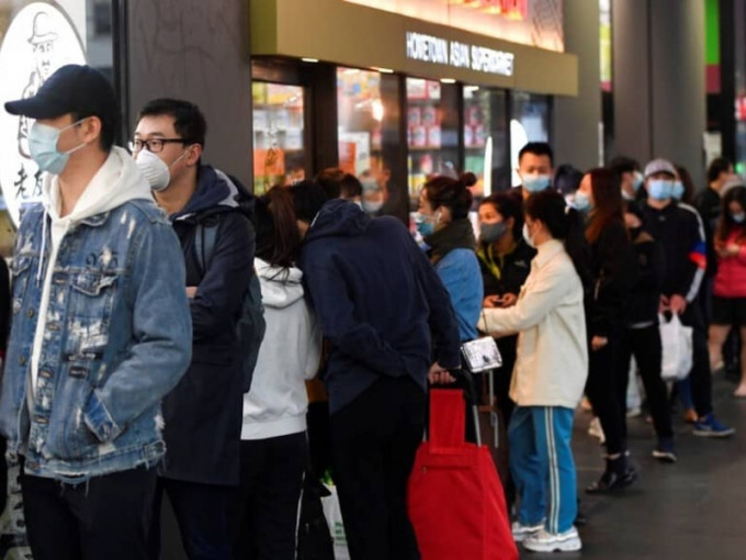 澳洲維多利亞州更多行業暫停營運，餐廳禁止堂食，只能提供外賣。AP圖片