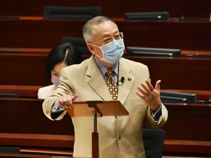 自由党张宇人表示计画提出修订，包括将合资格的免试注册海外医生，扩展至不只香港永久居民。