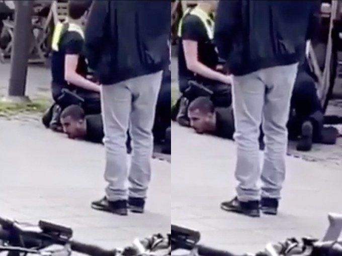 警员制服一名男子，用膝盖压住其背部。网图