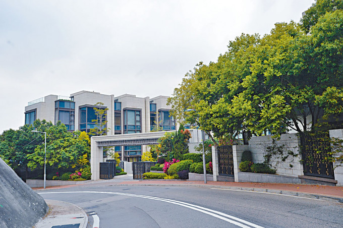 壽臣山SHOUSON PEAK洋房以4.3億售，呎價逾10萬，創項目新高。
　