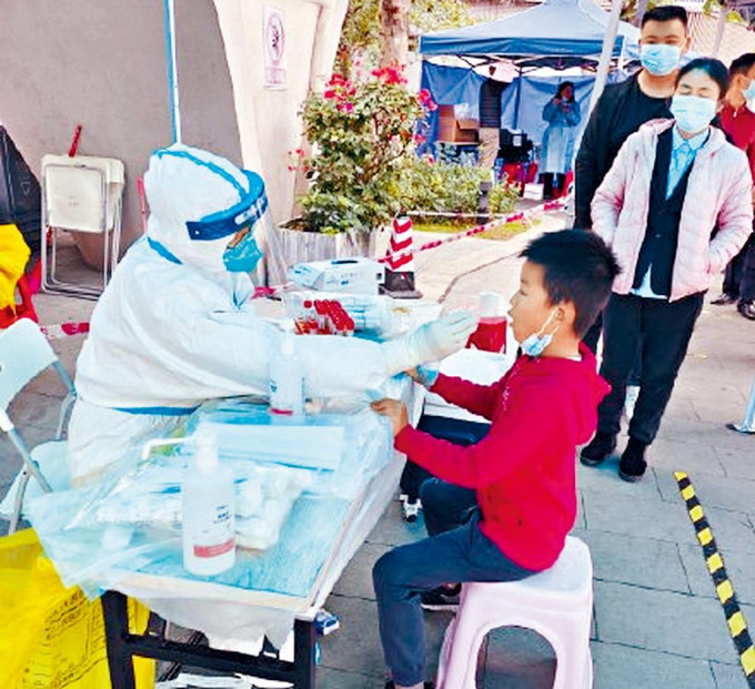 深圳再現疫情，小童也參加核酸檢測。