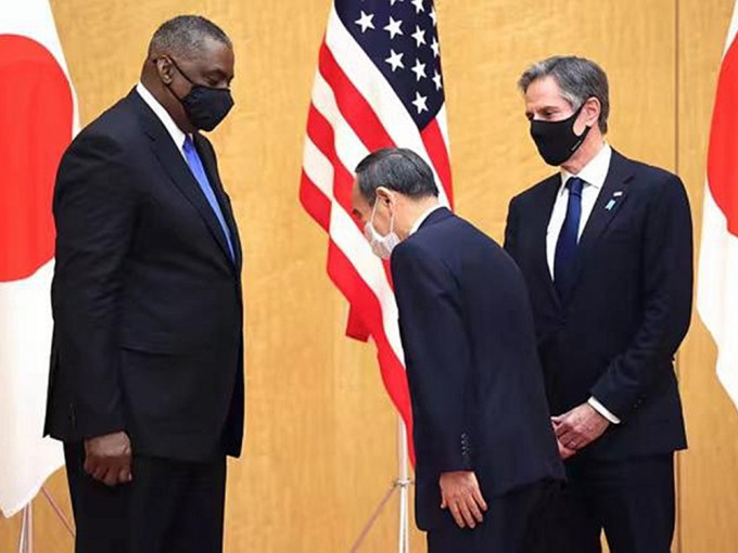 日本首相菅义伟向高大的美国防长奥斯汀鞠躬的照片在网上引热议。