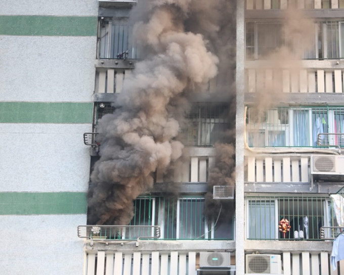沙田新翠邨新傑樓一單位起火冒煙。