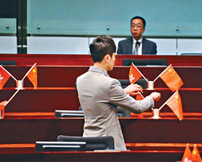 鄭松泰去年10月涉嫌在立法會會議廳內，倒轉議員桌上的國旗及區旗。資料圖片