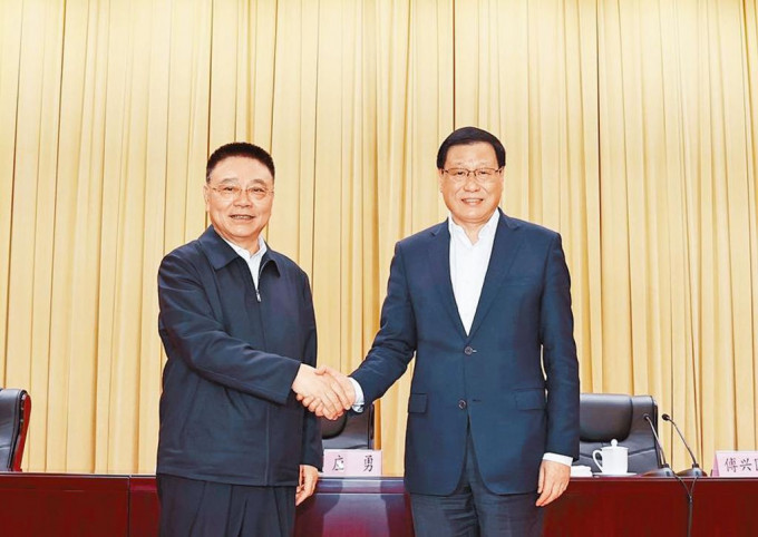 王蒙徽（左）接替应勇（右），担任湖北省委书记。