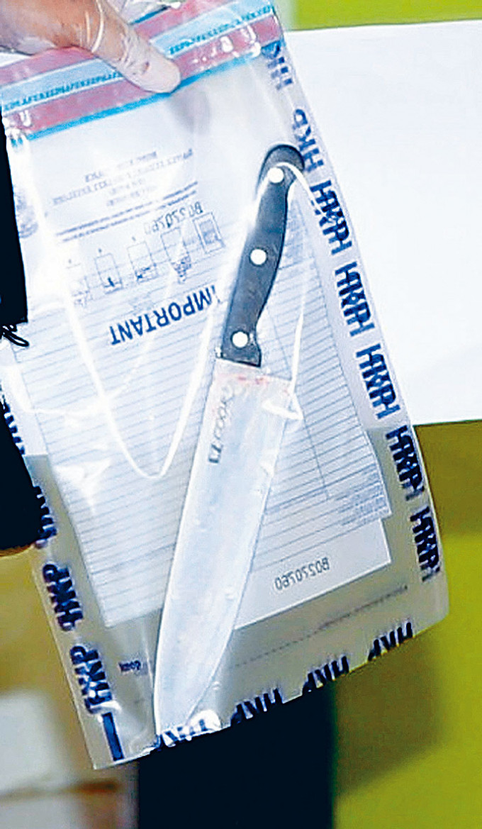 警方檢走涉案的染血廚刀。