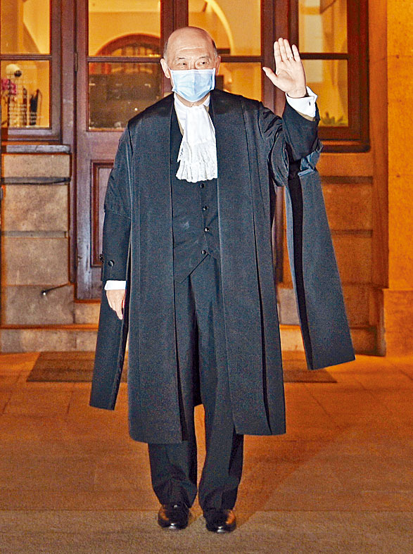 马道立将于下周一退休，结束其十年首席法官任期。　　