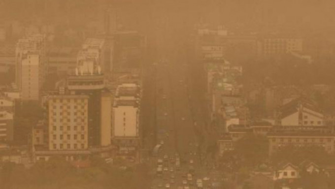 受北方沙尘传输影响，江苏省扬州市出现大风沙尘天气。