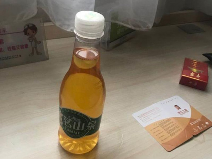 男子稱，在房間內飲用一瓶味道刺鼻而且顏色泛黃的「飲品」。網圖