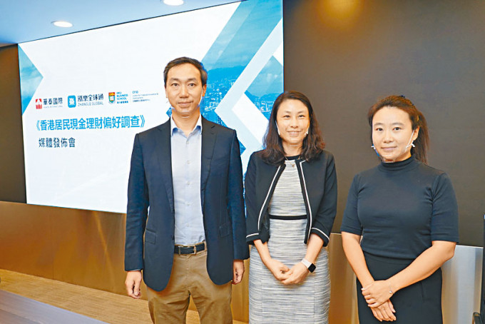 （左起）香港大学经管学院副院长既金融创新及发展研究中心院长林晨、华泰金控董事总经理朱亚莉、华夏基金(香港)董事总经理蔡靖。