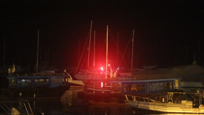 西贡白沙湾游艇会对开发生帆船起火。