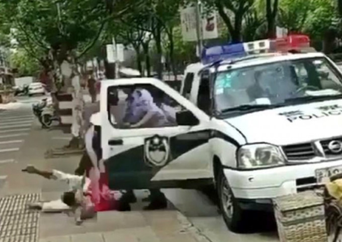 上海民警粗暴执法片段日前网上疯传。