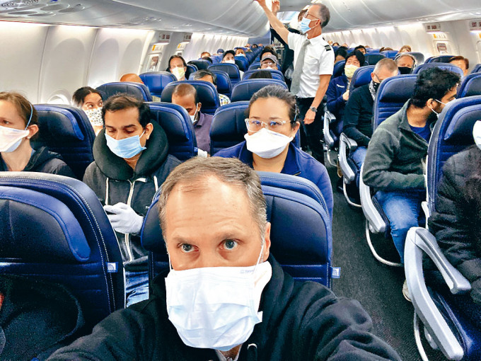 聯合航空客機塞滿乘客的照片，惹人擔心搭機安全度。