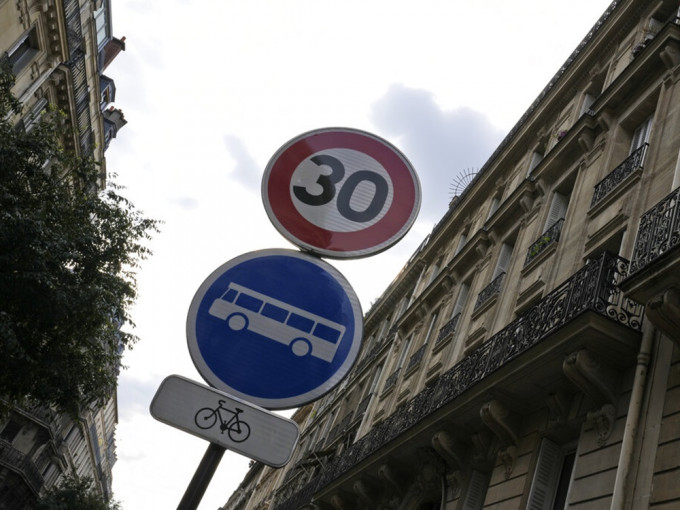 巴黎市內最高車速周一起降至30公里。AP圖