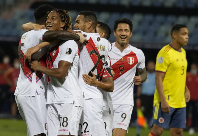 秘鲁庆祝哥伦比亚射入乌龙球。 AP