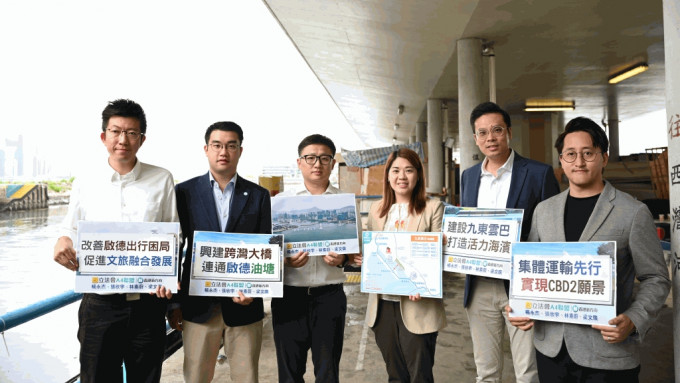 立法会「A4联盟」杨永杰、张欣宇、林素蔚、梁文广与香港新方向成员安排游船到观塘避风塘，向传媒实地讲解「九东云巴」走线和兴建跨湾大桥的必要性和可行性。团体供图
