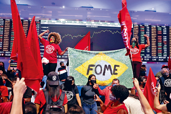 ■巴西示威者上月底在圣保罗市股票交易所示威，抗议食品等必需品价格上涨。