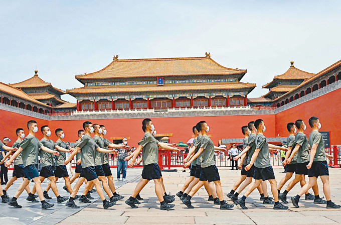 ■军人昨天列队经过北京故宫。
