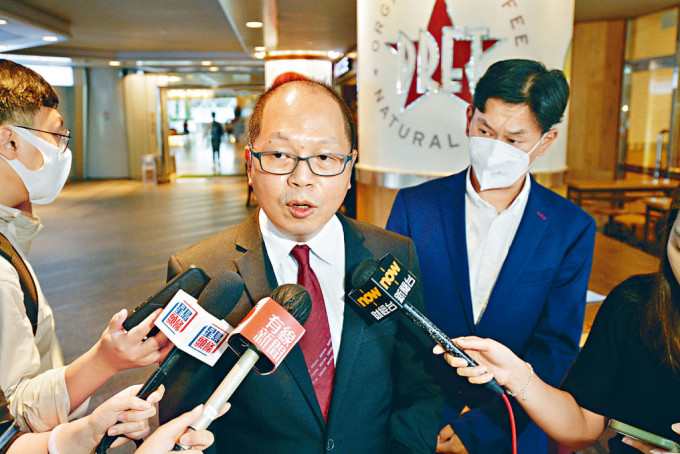 香港政府華員會秘書長蔡冠龍表示，希望政府給予合理調整以提振士氣。